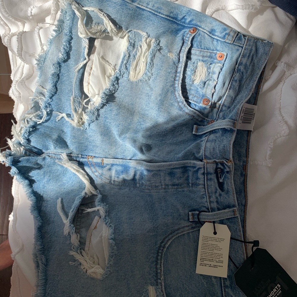 NWT. Levi’s denim shorts.
